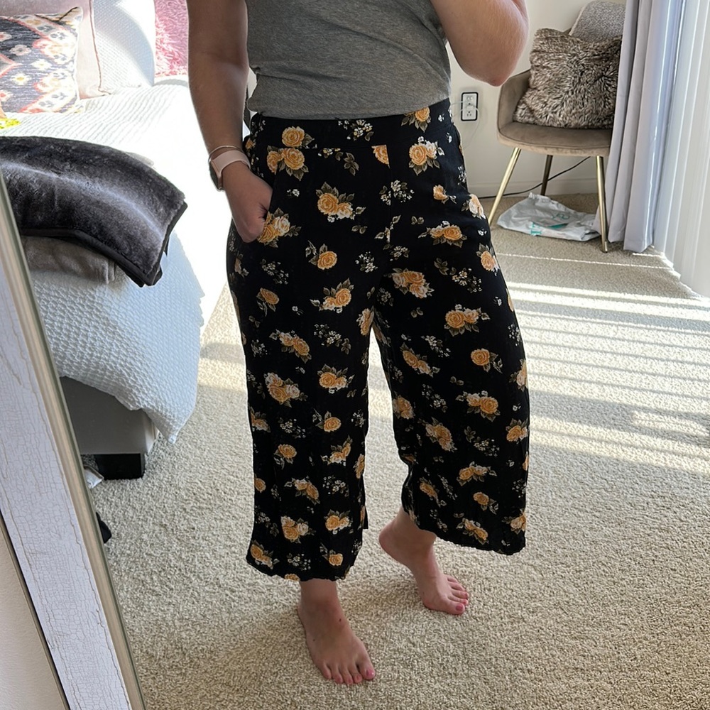 Hollister floral cropped pants